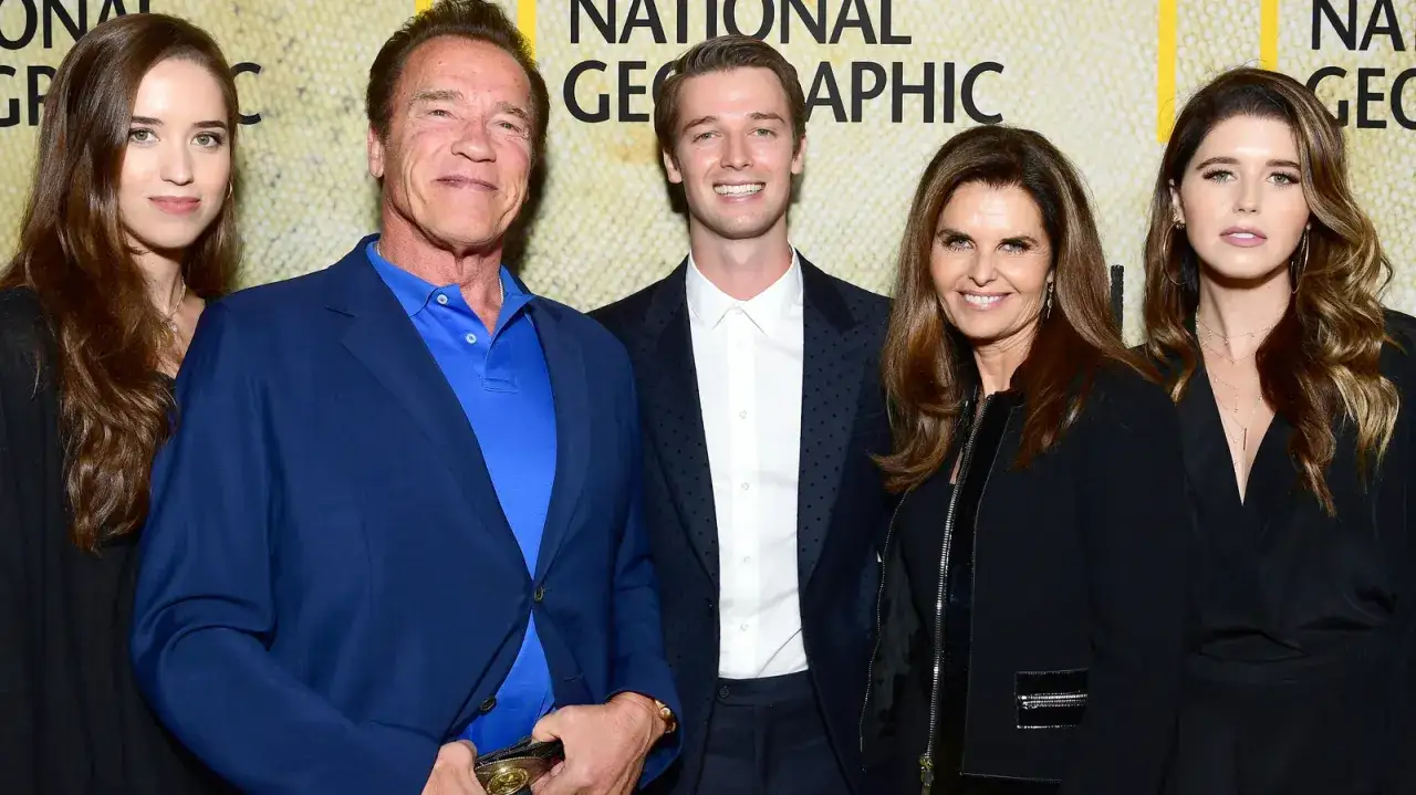 Arnold Schwarzenegger z dziećmi: Katherine, Patrick i Christina. Rodzina pozuje na tle logo National Geographic.