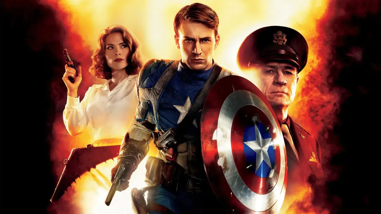 Kapitan Ameryka z tarczą i pistoletem, obok Peggy Carter i pułkownika H. Schmidta. To kluczowa scena z filmu