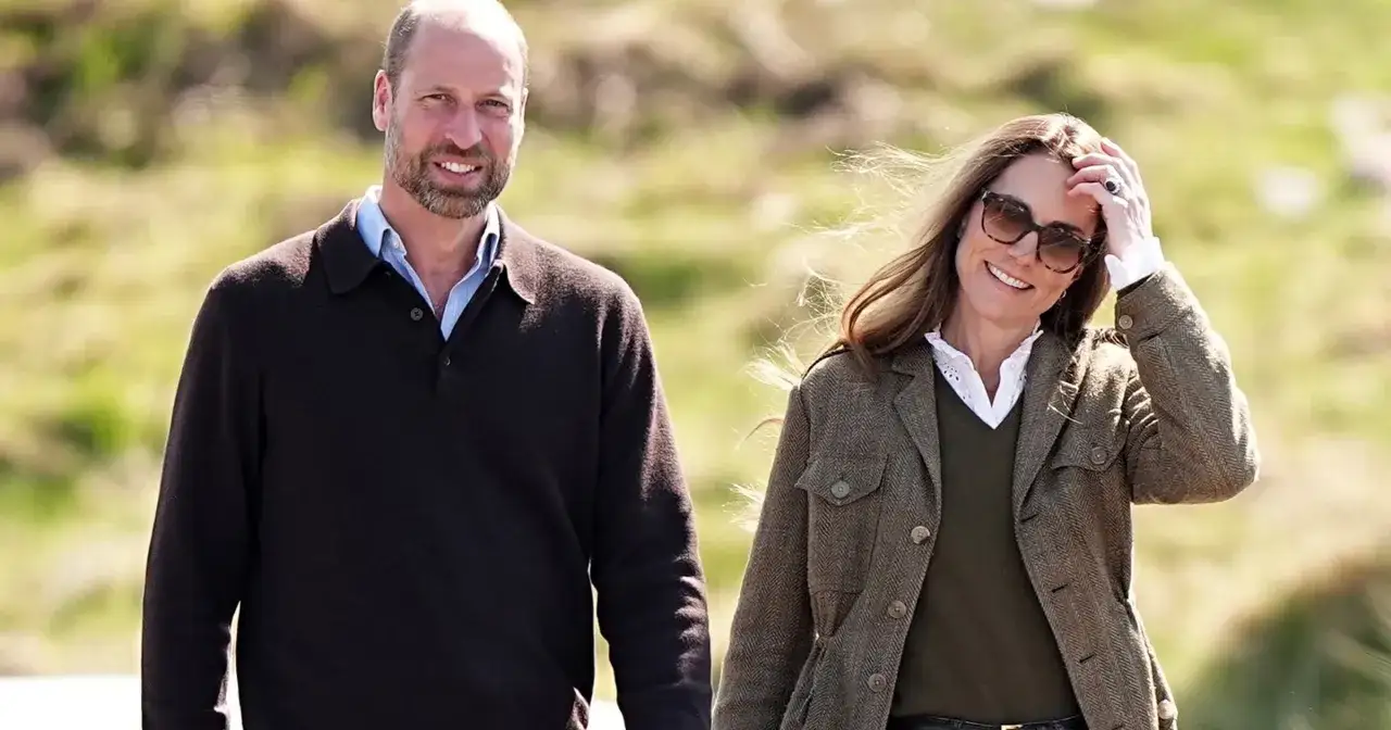 William i Kate uśmiechają się, spacerując na świeżym powietrzu.