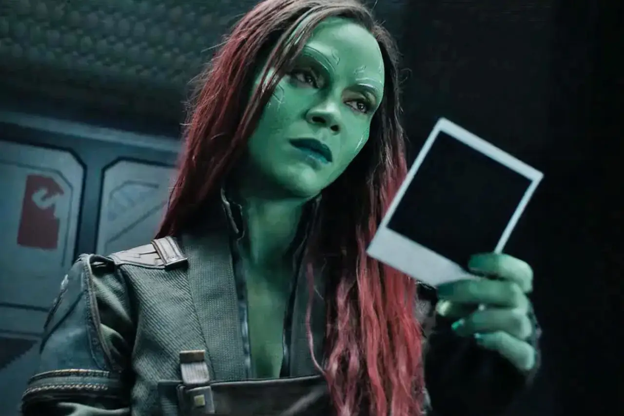 Gamora, zielona wojowniczka, trzyma w dłoni pusty Polaroid, wspominając przeszłość.