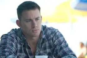 Channing Tatum w flanelowej koszuli, jak z jednego z jego filmów.