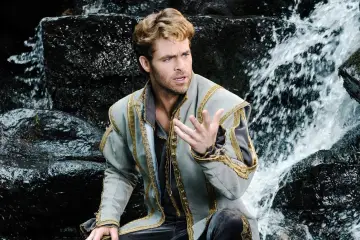 Chris Pine w historycznym stroju, siedzący przy wodospadzie. Jeden z jego filmów, który zapada w pamięć.