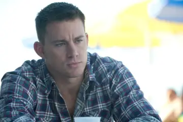 Channing Tatum w flanelowej koszuli, jak z jednego z jego filmów.