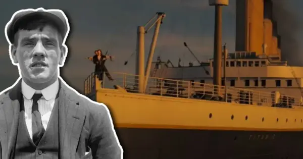Młody mężczyzna w czapce i garniturze obok sceny z filmu Titanic, gdzie para stoi na dziobie statku.