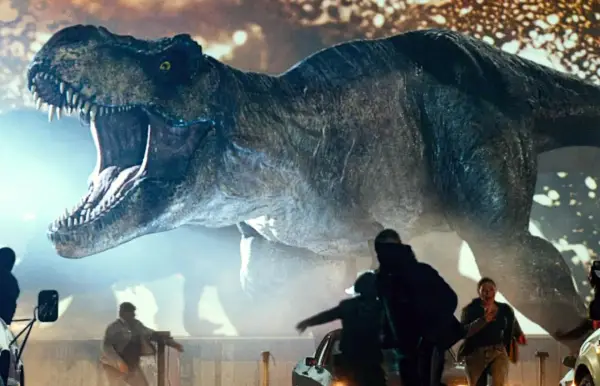 Gigantyczny Tyranozaur Rex z Jurassic World 3 z otwartą paszczą ściga ludzi wśród samochodów.