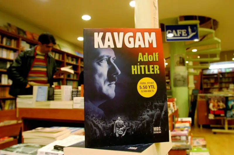 Okładka książki "Kavgam" Adolfa Hitlera, przypominająca okładkę filmu "Mein Kampf".