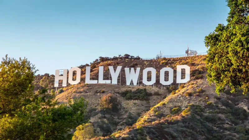 Słynny napis HOLLYWOOD na wzgórzu. To symbol marzeń, sławy i tego, co to znaczy Hollywood – miejsca, gdzie rodzą się historie.