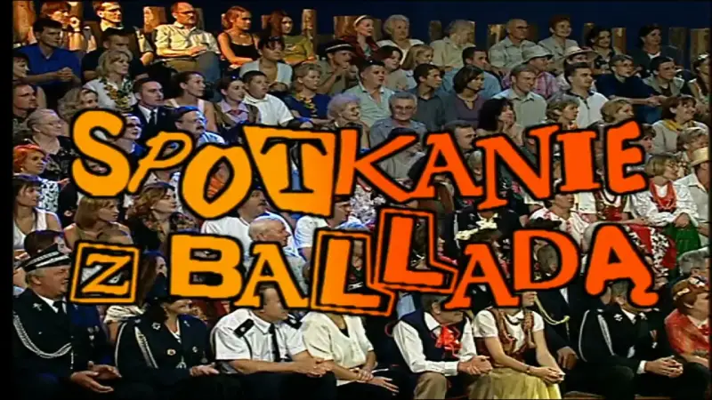 Spotkanie z balladą pełna obsada. Widownia w różnorodnych strojach, niektórzy w strojach ludowych, oczekuje na występ.