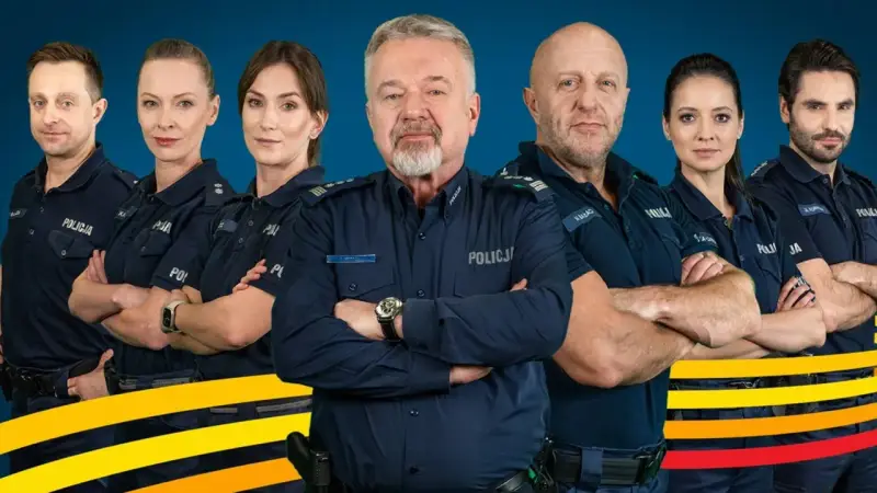 Policjantki i policjanci obsada serialu "Policjanci". Grupa funkcjonariuszy w mundurach stoi na tle niebieskiego tła z żółto-czerwonymi pasami.